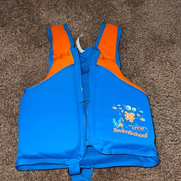 Life vest - Picture 1 of 4